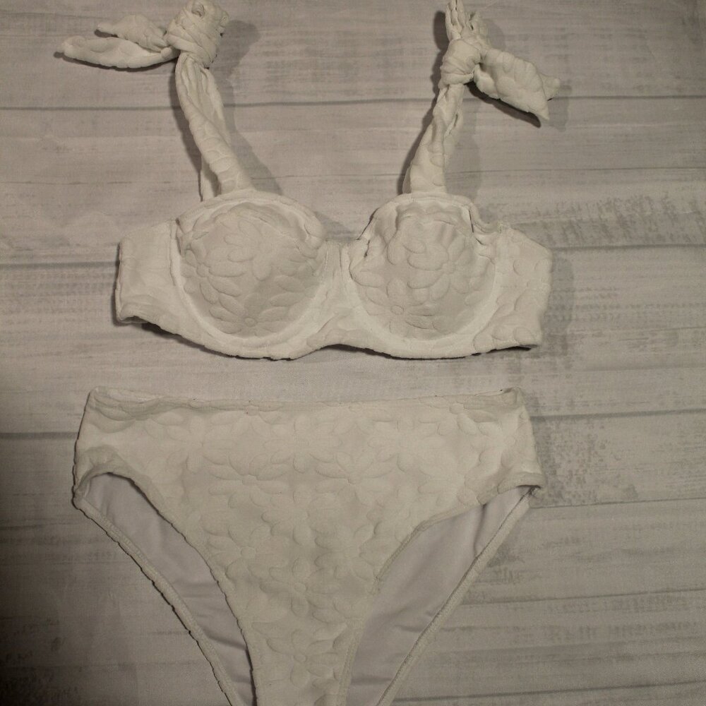 White floral textured bikini with high waist bottom bandeau style w straps top M